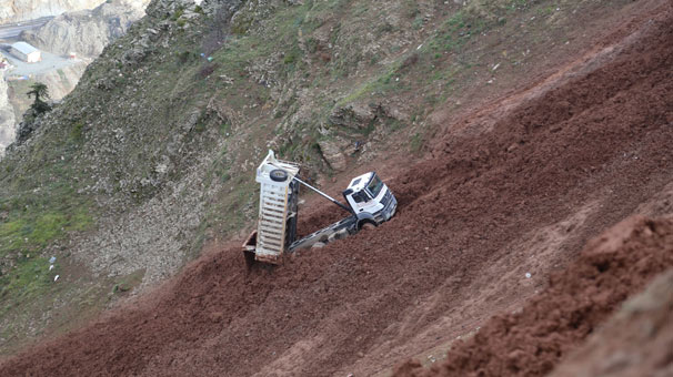 Uçurumdan kayan kamyondan son anda atladı!